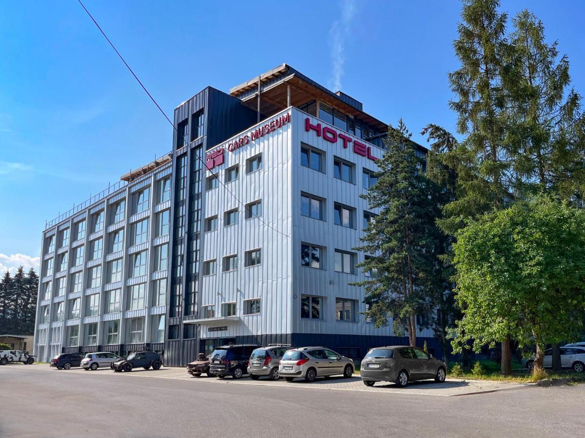 Hotel Double Red Cars Museum Brezno Zewnętrze zdjęcie