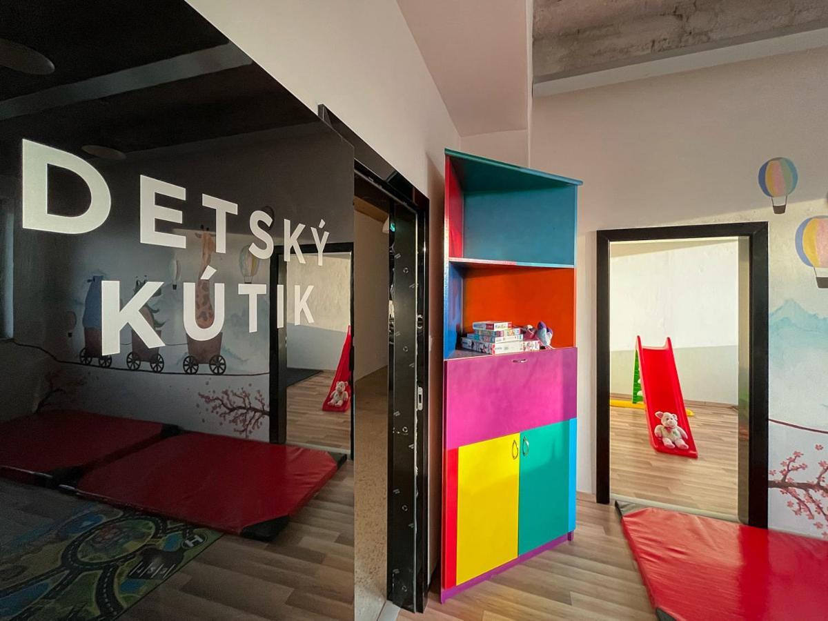 Hotel Double Red Cars Museum Brezno Zewnętrze zdjęcie