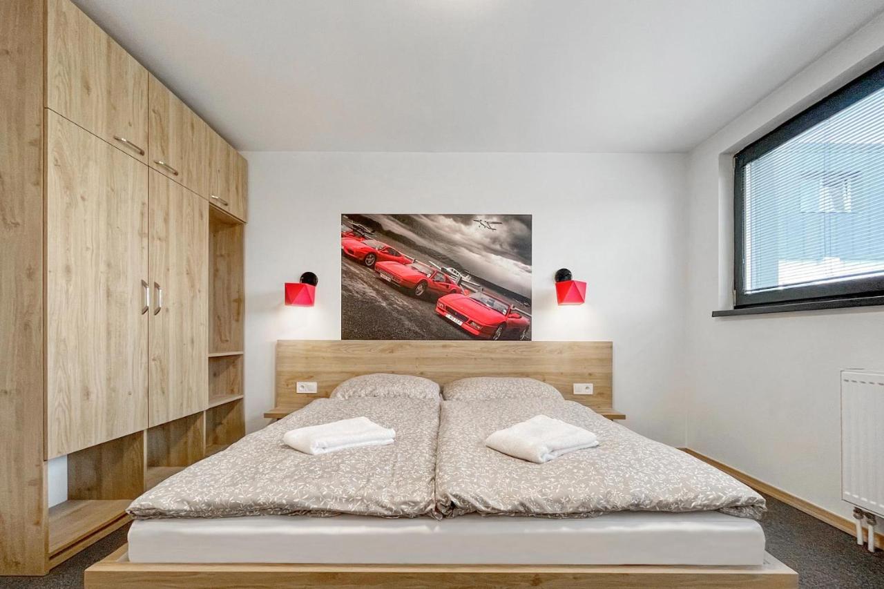 Hotel Double Red Cars Museum Brezno Zewnętrze zdjęcie