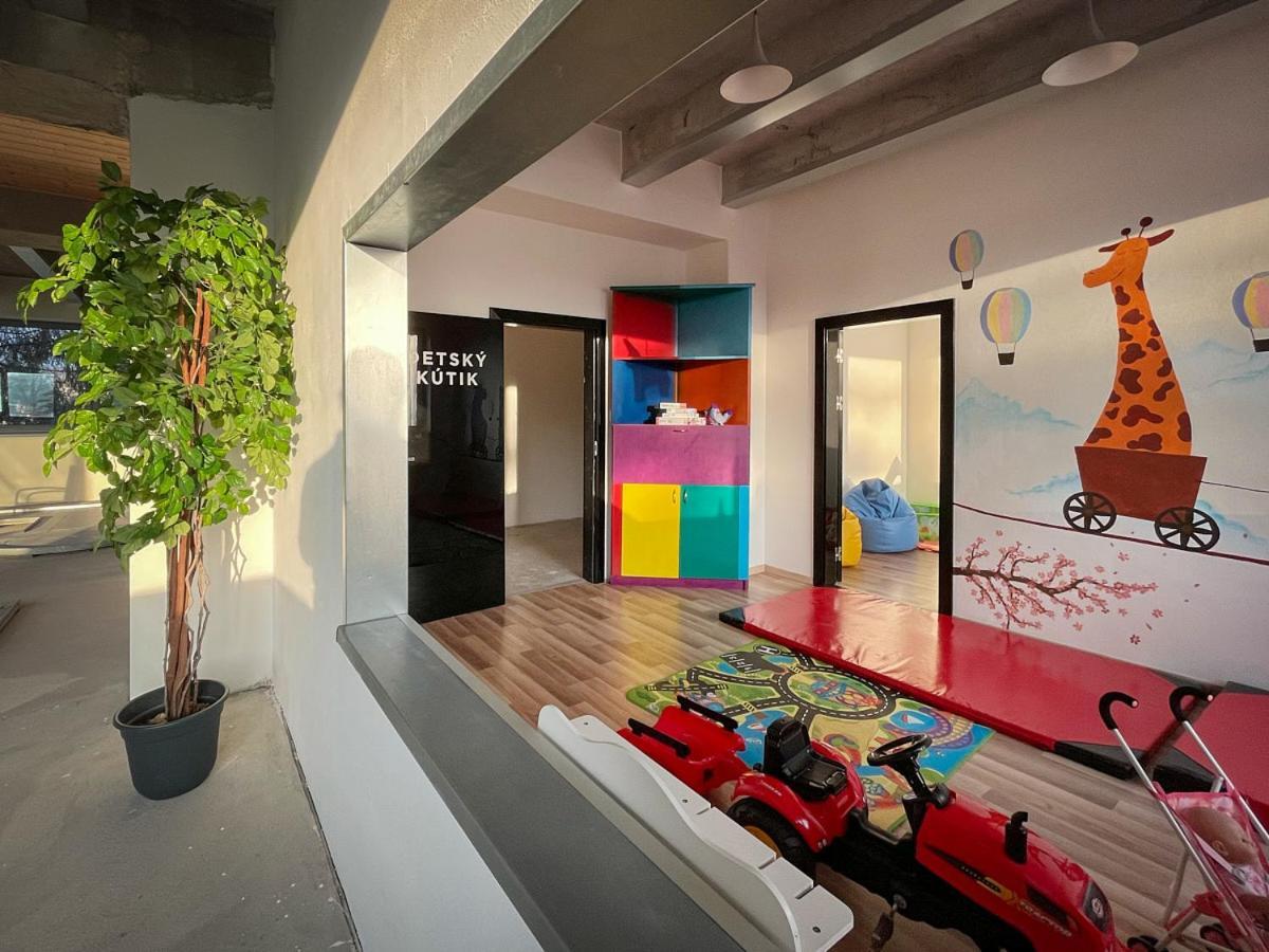 Hotel Double Red Cars Museum Brezno Zewnętrze zdjęcie