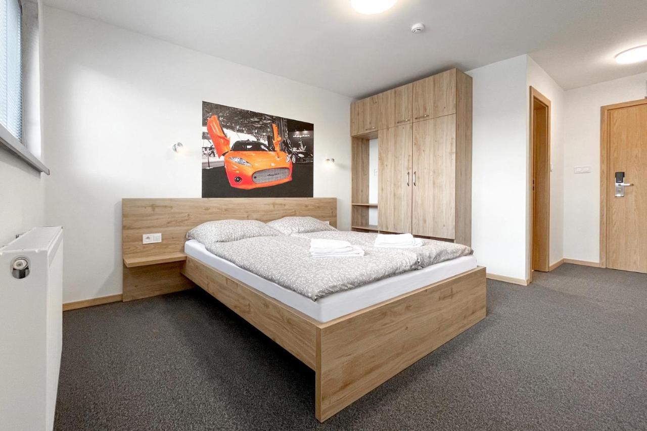 Hotel Double Red Cars Museum Brezno Zewnętrze zdjęcie